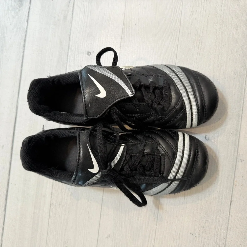 Nike 356917 011‎ JR Interchange FGR Soccer Cleats Colors Black White US Size 1.5